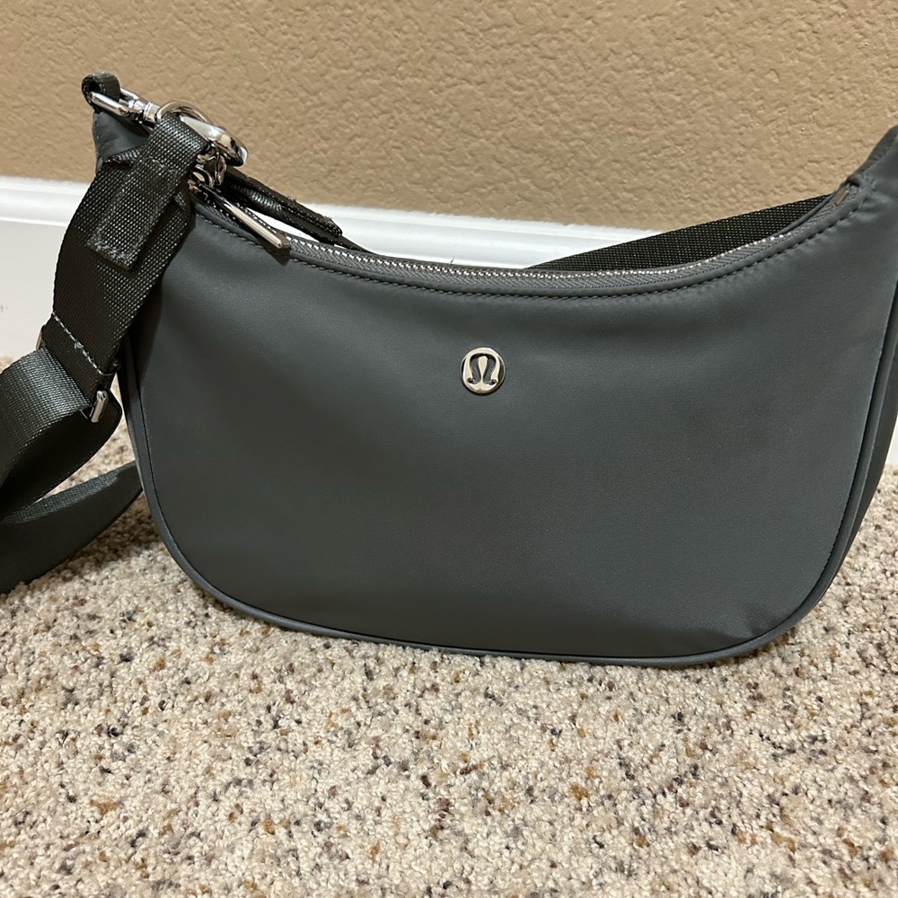 lululemon athletica city essentials small shoulder/crossbody  bag. 3L.